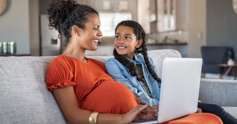 Mom and daughter, online learning
